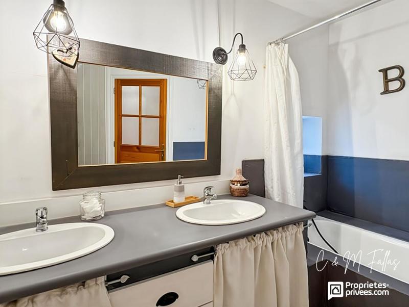 Maison - 205 m² - 9 pièces