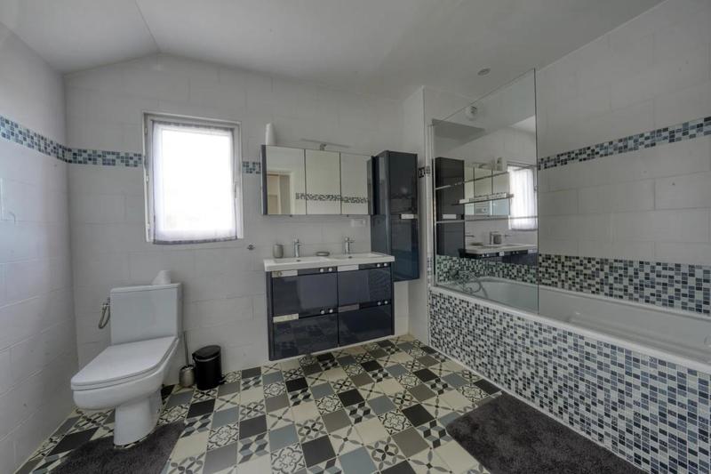 Maison - 330 m² - 12 pièces