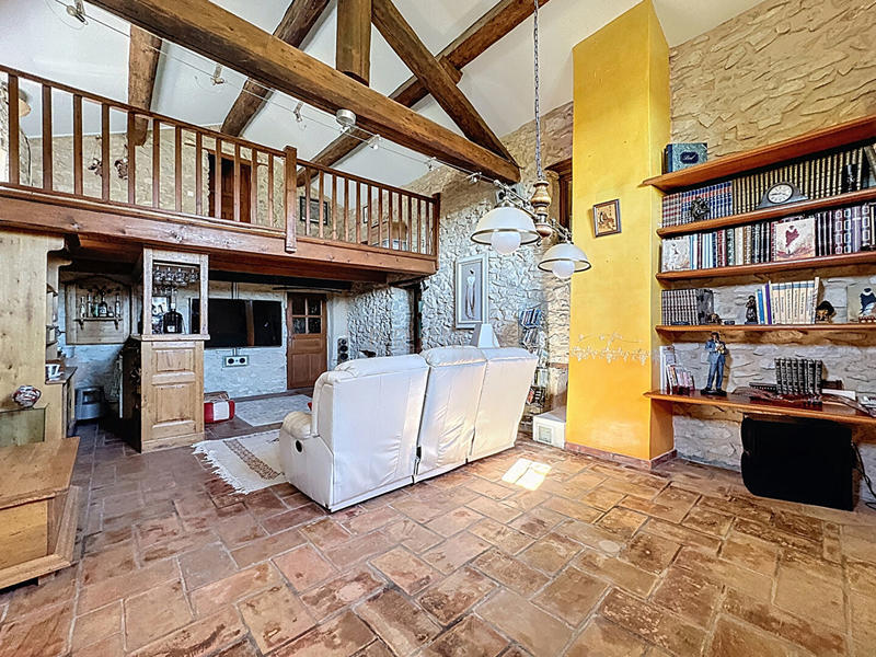 Maison - 331 m² - 9 pièces