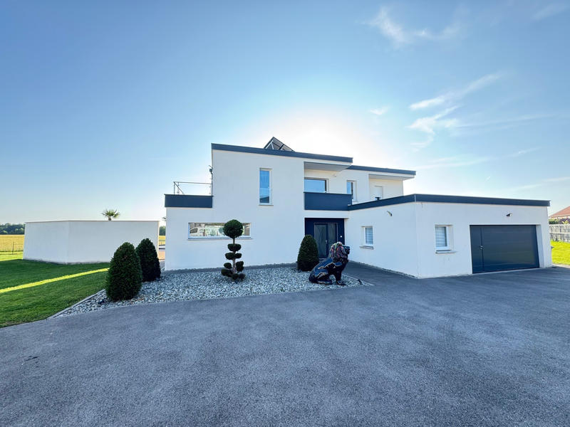 Maison - 220 m² - 6 pièces