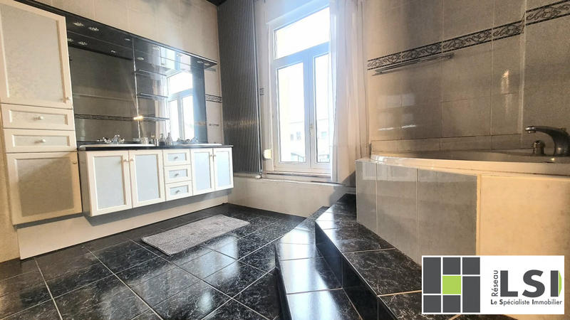 Maison - 240 m² - 10 pièces