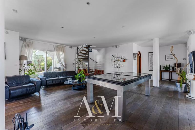 Maison - 350 m² - 10 pièces