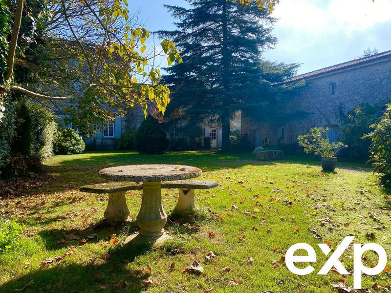 Maison - 594 m² - 15 pièces