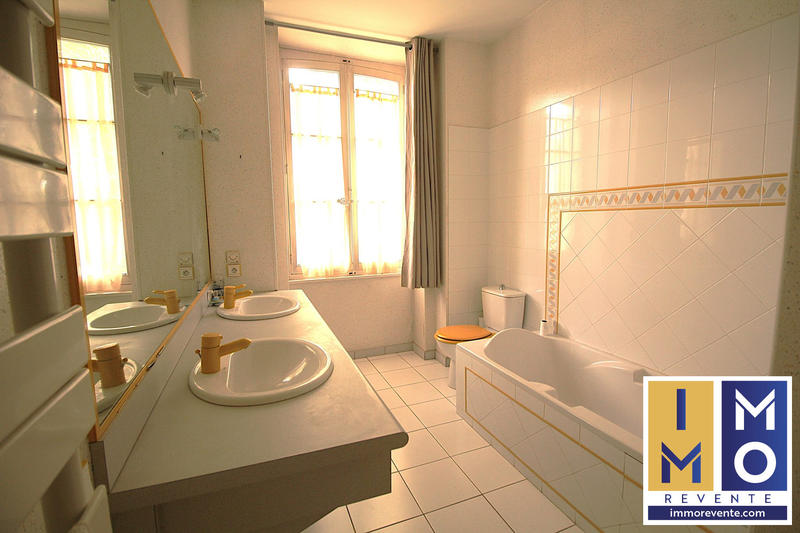 Maison - 458 m² - 11 pièces