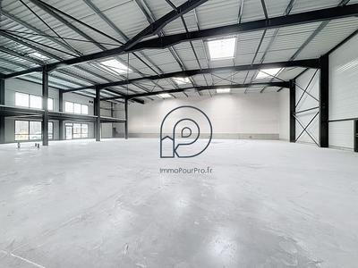 Local d'activités - 851 m²