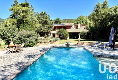 Maison - 248 m² - 8 pièces