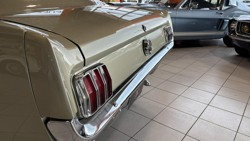Ford Mustang Fastback 289 ci V8 champagne 1965