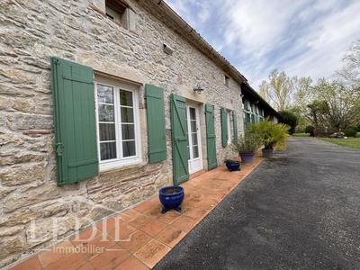 Propriété - 230 m² - 6 pièces