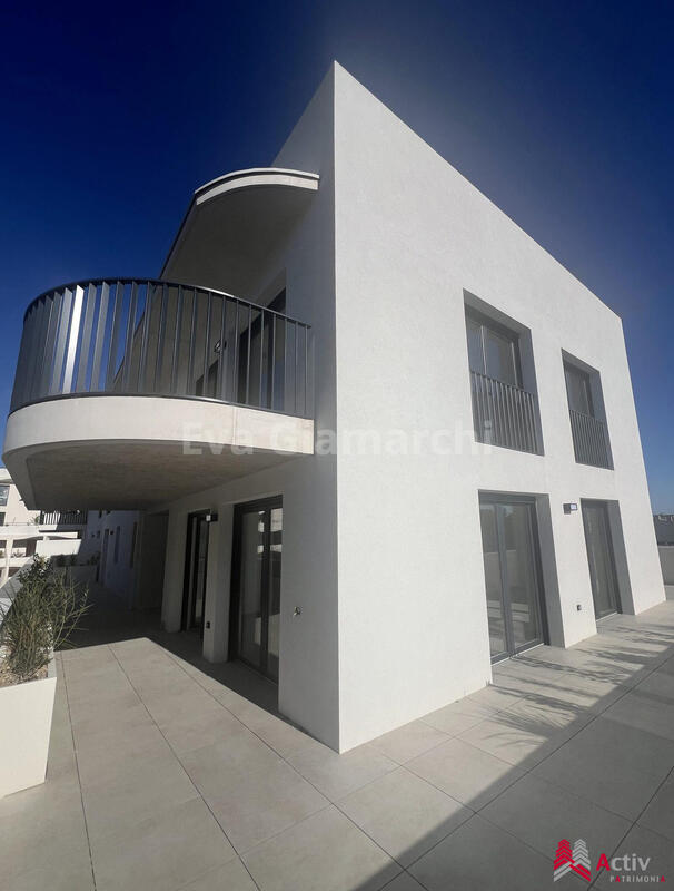 Appartement - 99 m² - 4 pièces