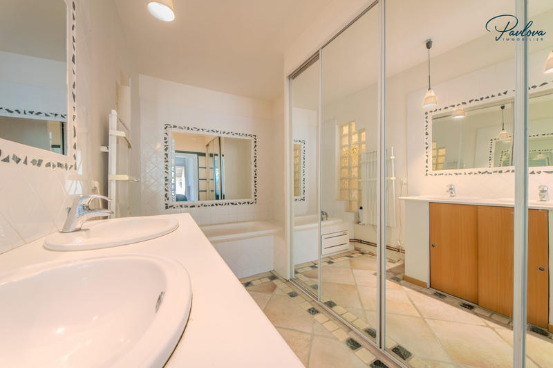 Maison - 203 m² - 6 pièces