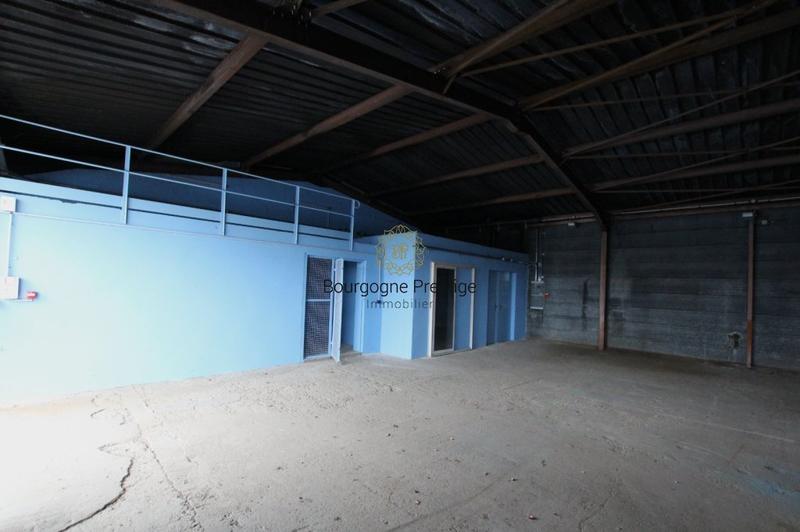 Local d'activité / Entrepôt - 143 m²
