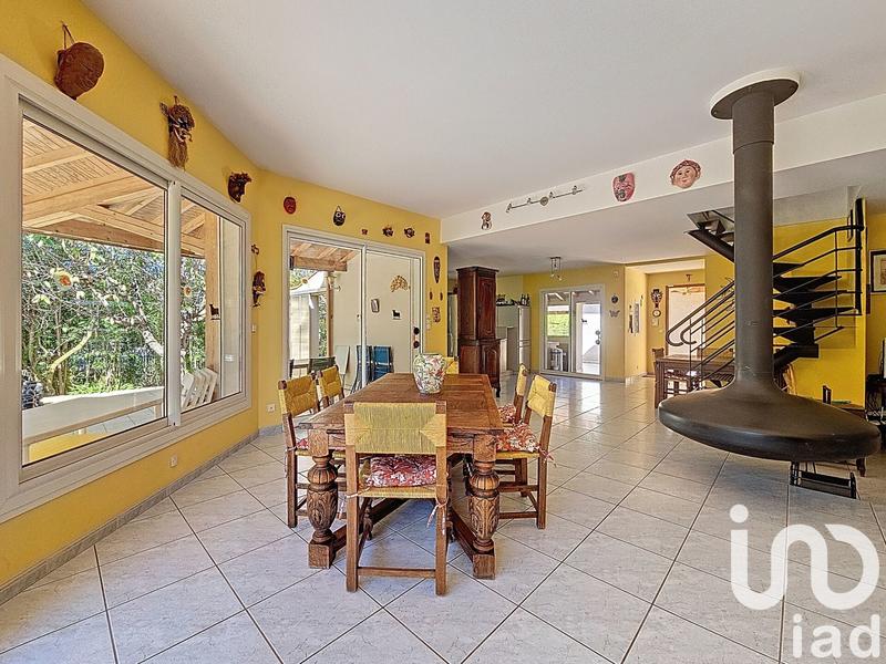 Maison - 210 m² - 10 pièces