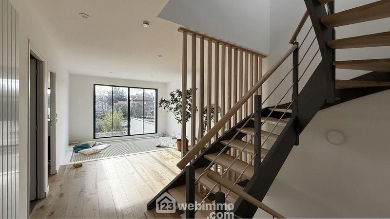 Maison - 216 m² - 9 pièces