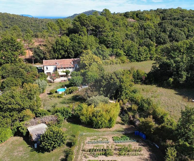 Maison - 225 m² - 9 pièces