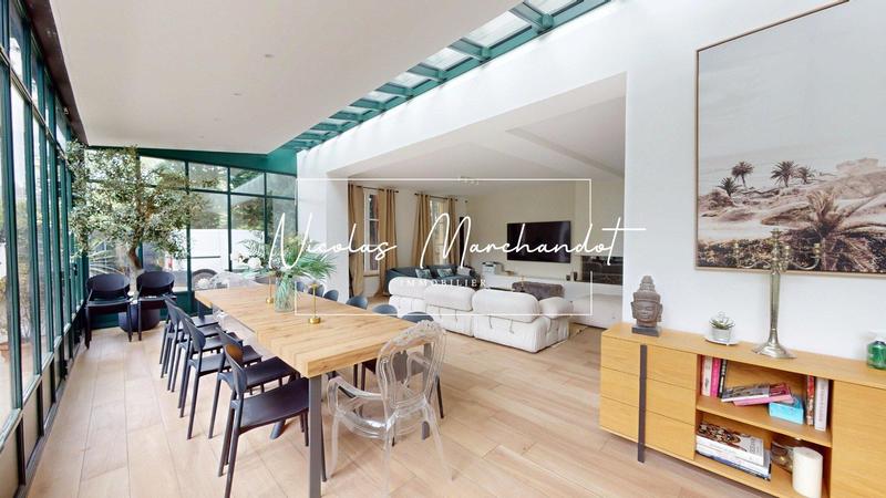 Propriété - 300 m² - 8 pièces