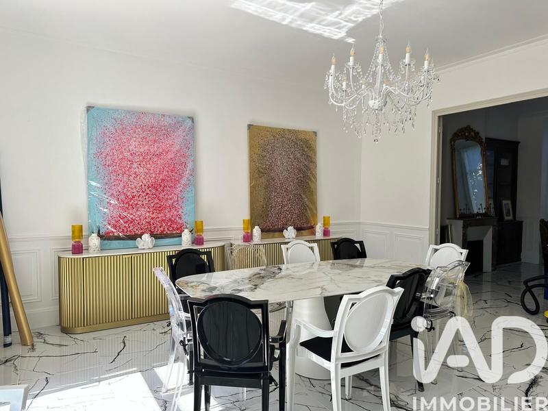 Maison - 238 m² - 9 pièces