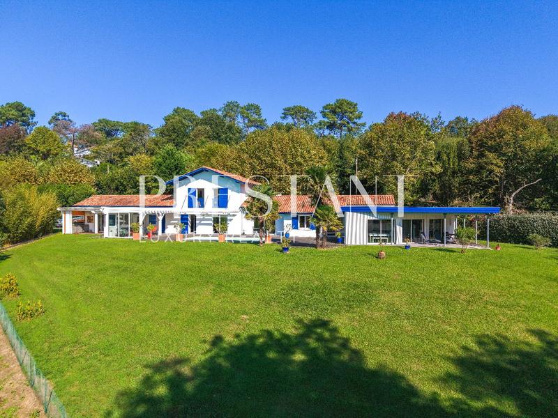 Maison - 290 m² - 9 pièces