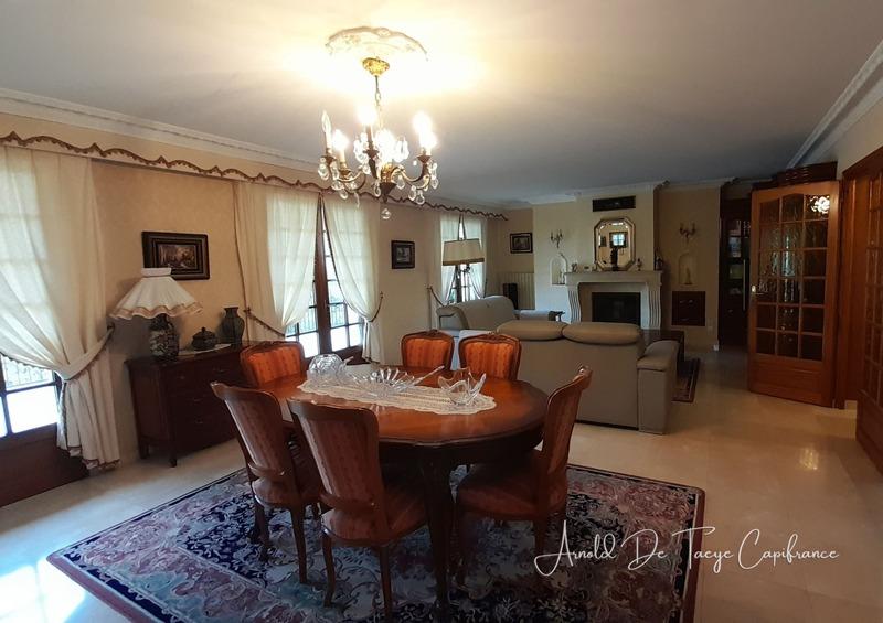 Maison - 262 m² - 10 pièces