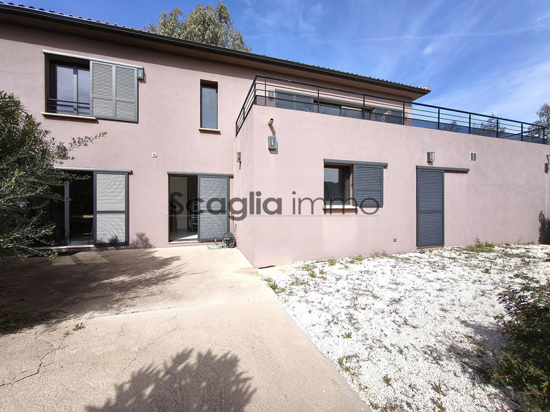 Maison - 230 m² - 7 pièces