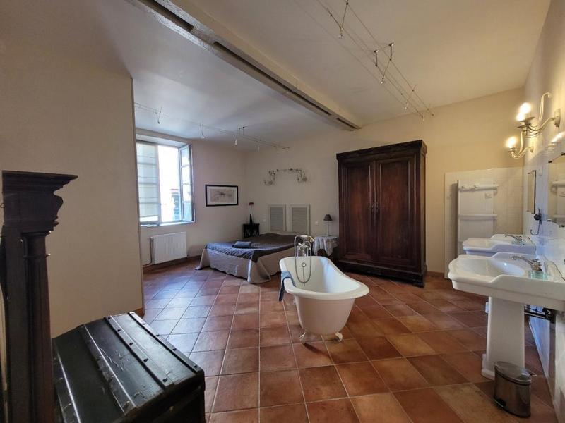 Maison - 334 m² - 20 pièces