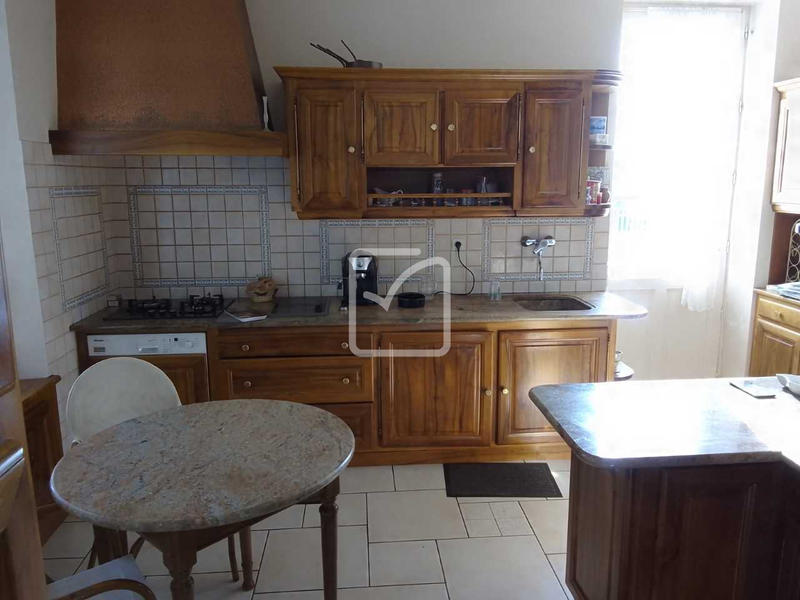 Maison - 250 m² - 8 pièces