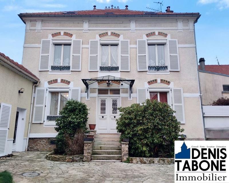 Demeure - 230 m² - 12 pièces