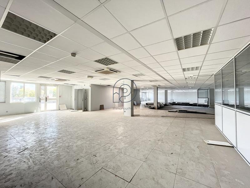 Local commercial - 1 842 m²