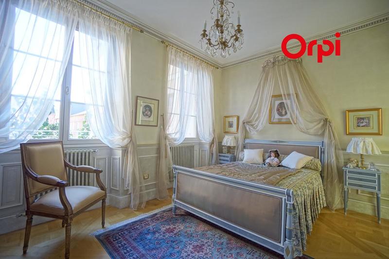 Propriété - 360 m² - 8 pièces