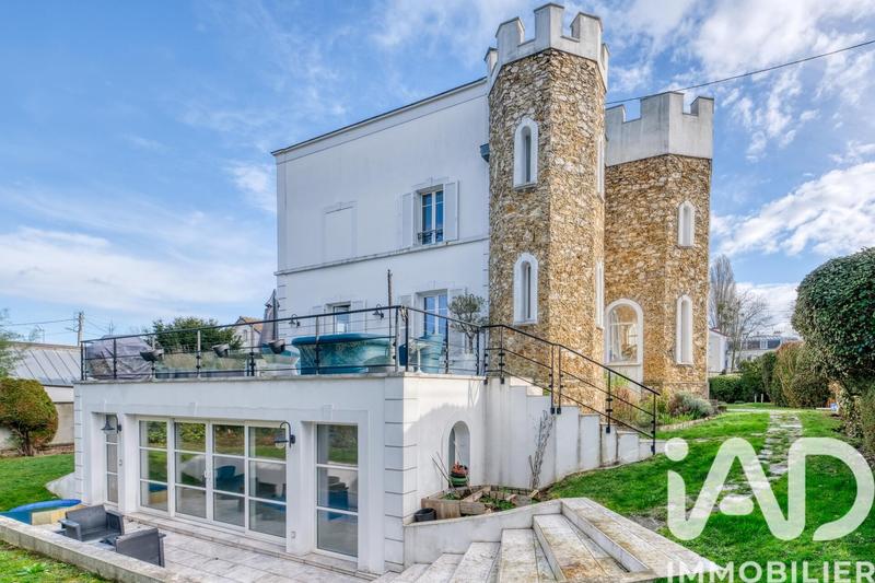 Maison - 250 m² - 7 pièces