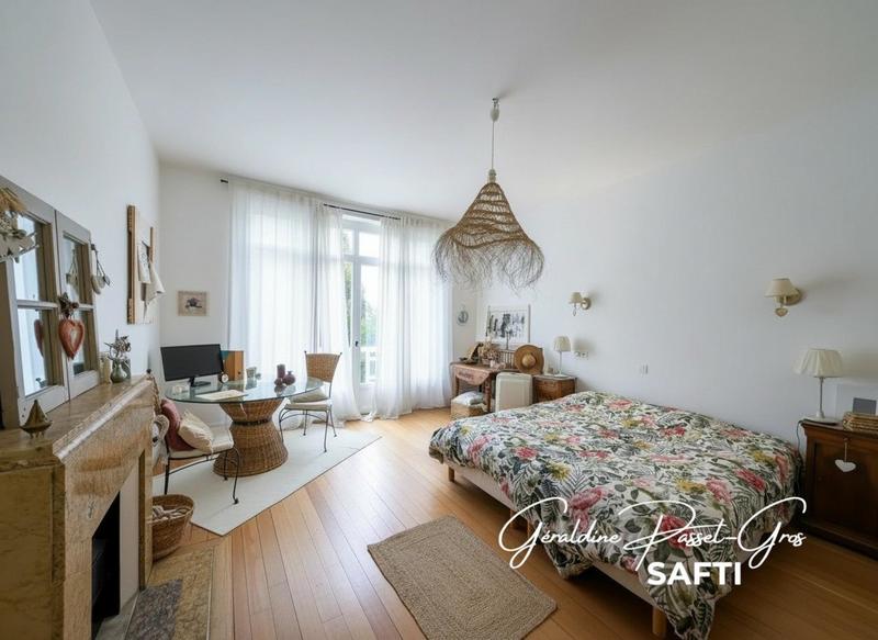 Maison - 220 m² - 8 pièces