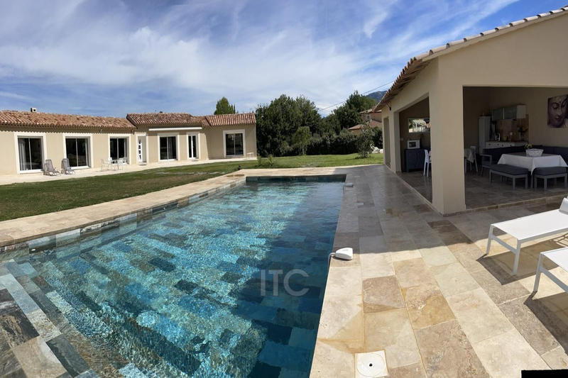 Villa - 220 m² - 5 pièces