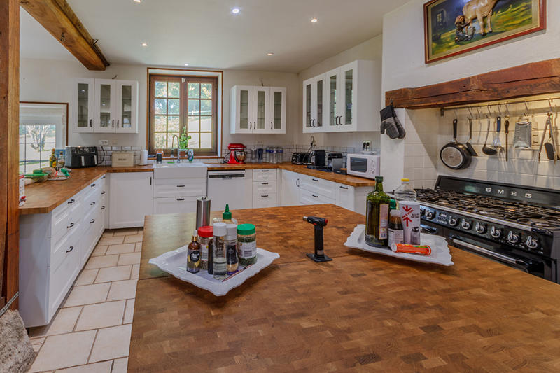 Maison - 330 m² - 8 pièces