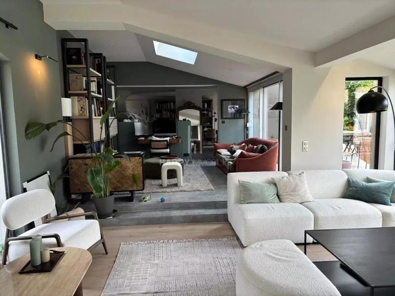 Maison - 220 m² - 7 pièces