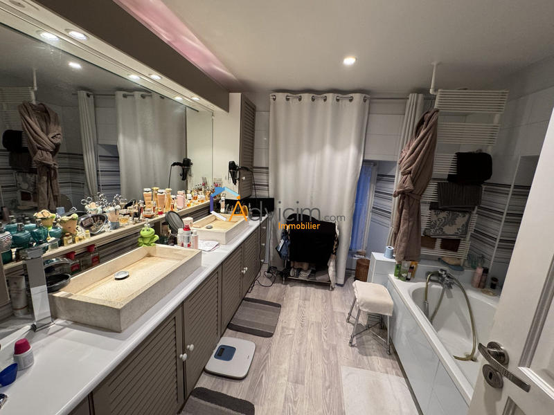 Maison - 240 m² - 8 pièces