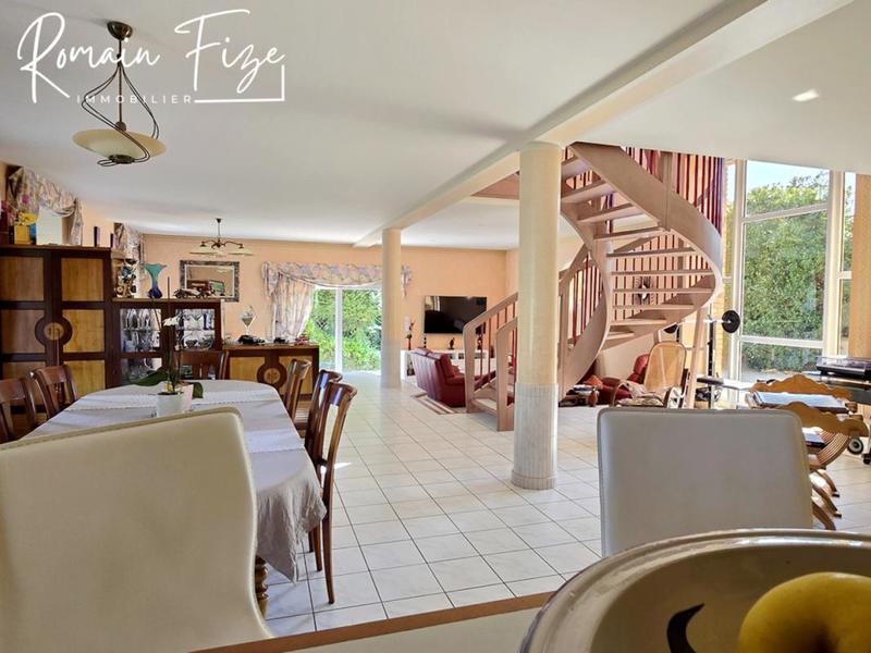 Maison - 300 m² - 7 pièces