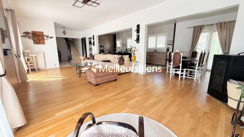 Maison - 225 m² - 10 pièces