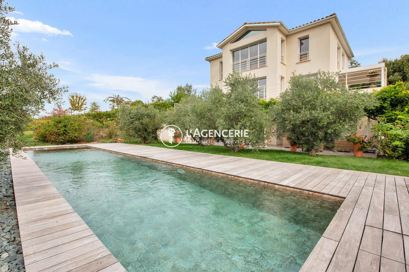 Villa - 300 m² - 9 pièces