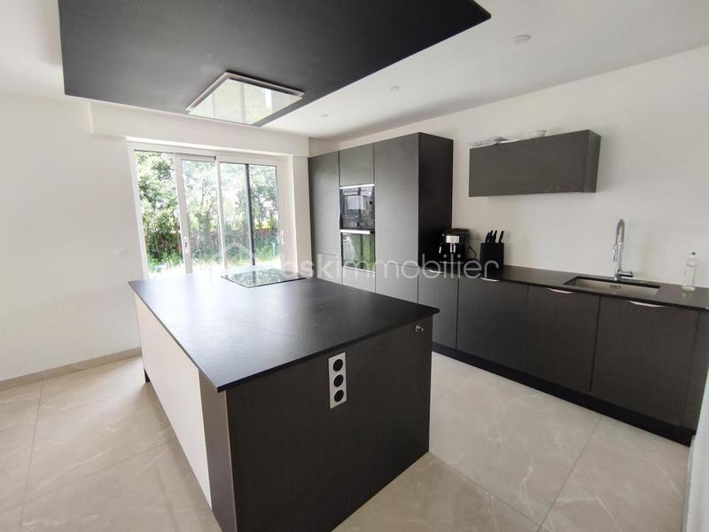 Maison - 180 m² - 9 pièces