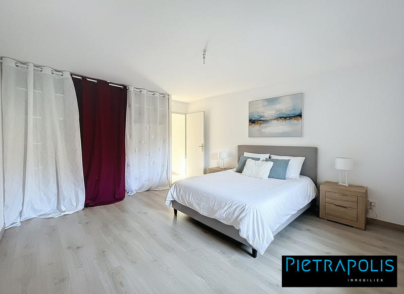 Maison - 256 m² - 8 pièces