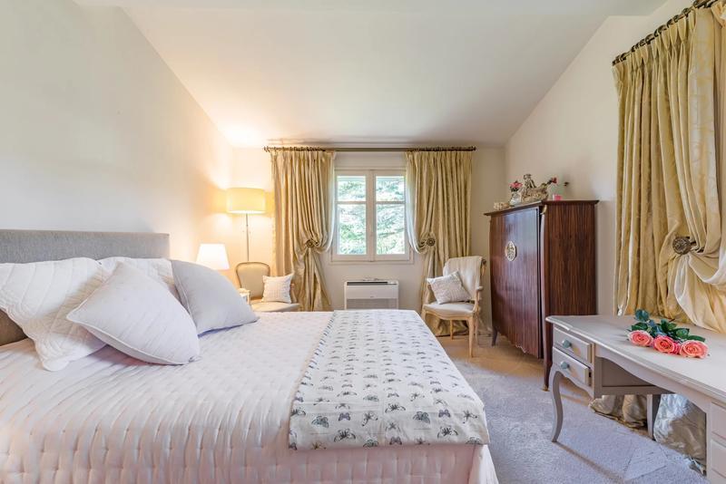 Maison - 330 m² - 11 pièces