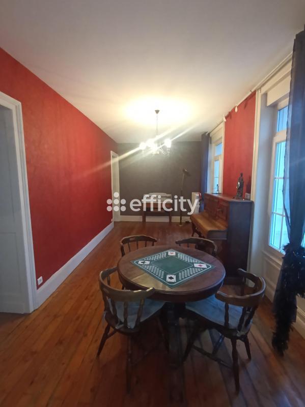 Maison - 954 m² - 40 pièces