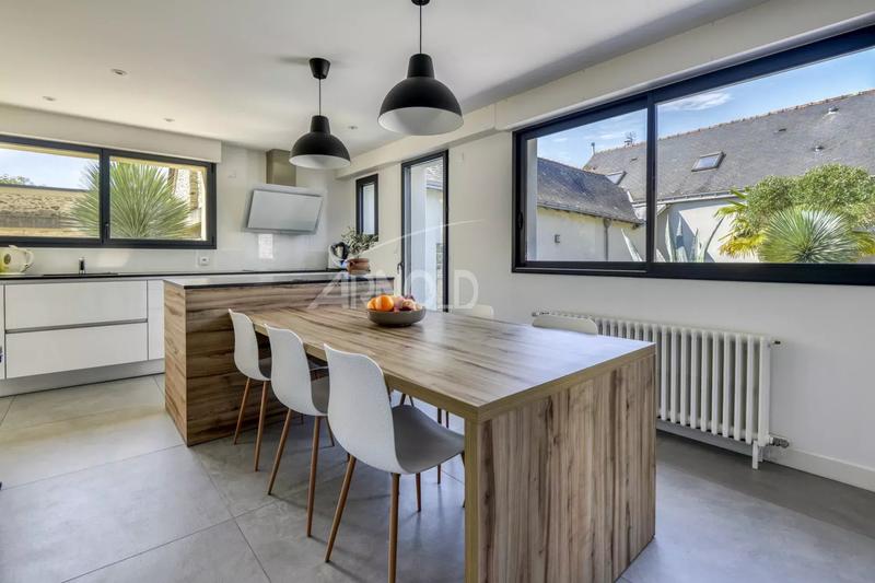 Maison - 267 m² - 9 pièces