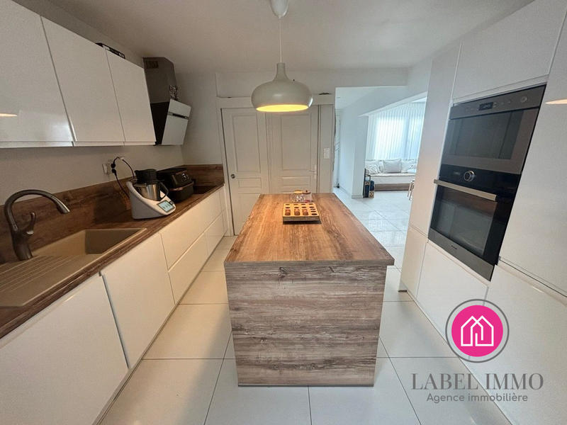 Maison - 220 m² - 8 pièces