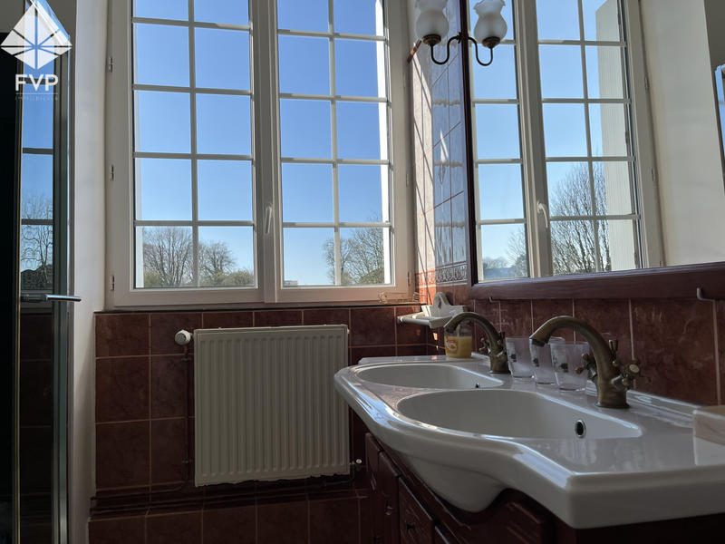 Propriété - 284 m² - 9 pièces