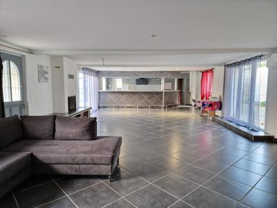 Maison - 214 m² - 7 pièces