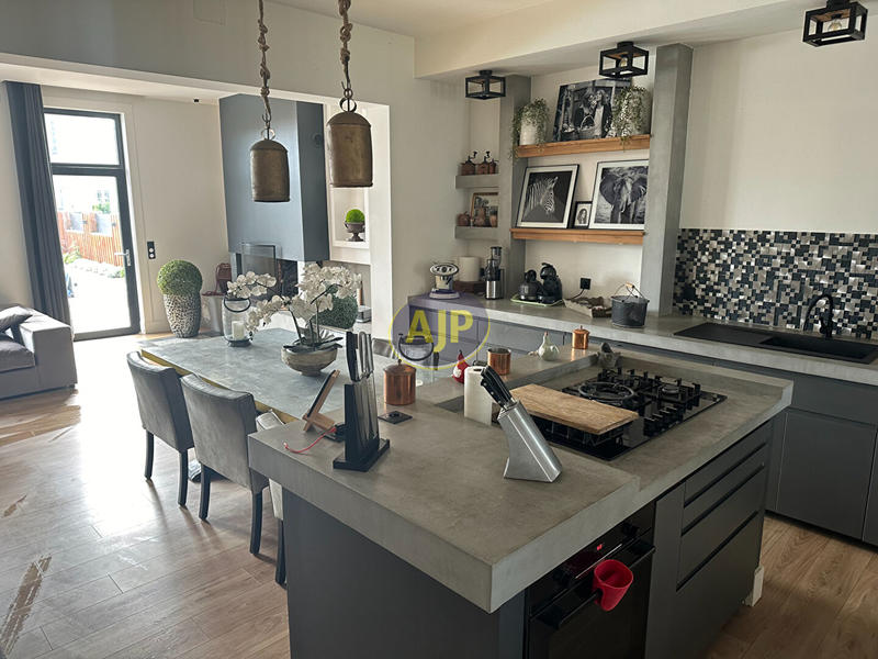 Maison - 262 m² - 6 pièces