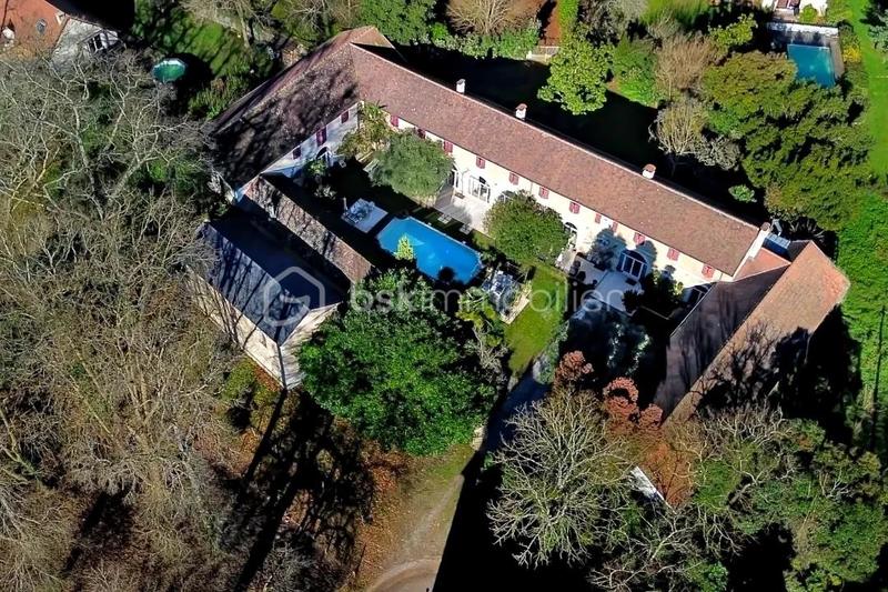 Maison - 400 m² - 10 pièces