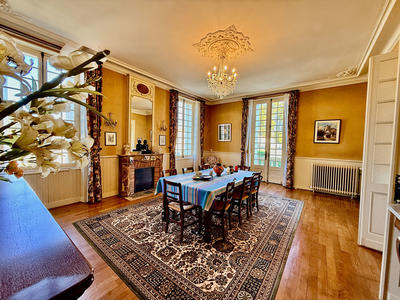 Maison - 360 m² - 10 pièces