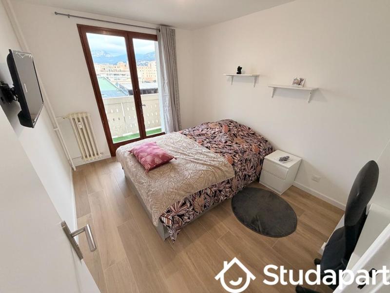 Chambre - 12 m² - 1 pièce