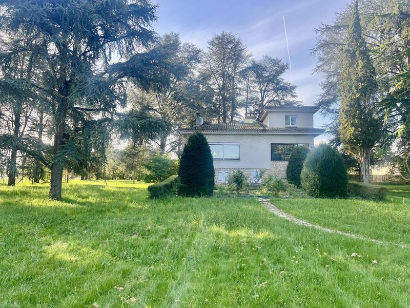 Maison traditionnelle - 220 m² - 6 pièces